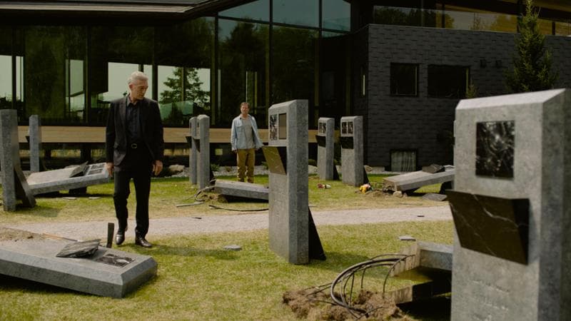 Una scena di The Shrouds: Vincent Cassel (a sinistra) e Guy Pearce nel cimitero tecnologico
