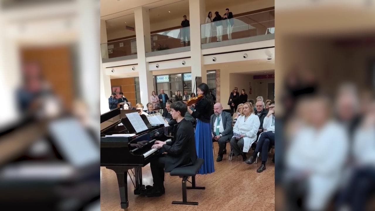 Verona, giovane pianista operato al cervello suona all'ospedale: "Il mio modo per dire grazie"