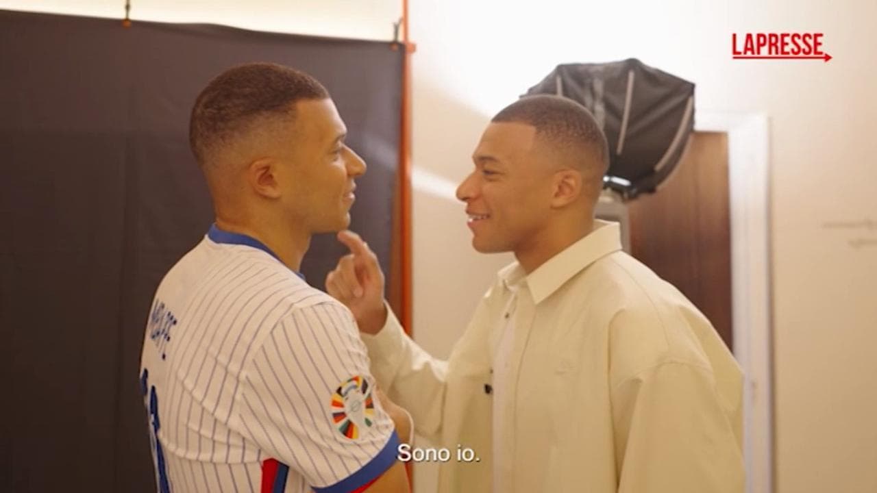 Mbappé tra le stelle del Madame Tussauds di Londra: eccolo di fronte alla sua statua