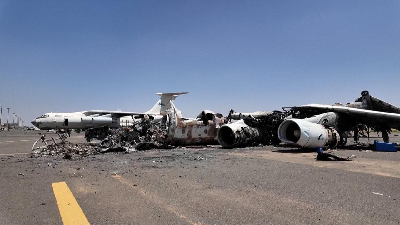 Sudan, la distruzione all'aeroporto di Khartoum riconquistato dall'esercito governativo