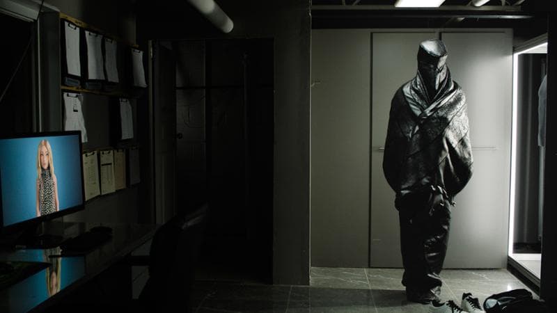 Hi tech Il “sudario” (“shroud”) tecnologico che dà il titolo al film. A sinistra, l’avatar che riproduce la moglie del protagonista