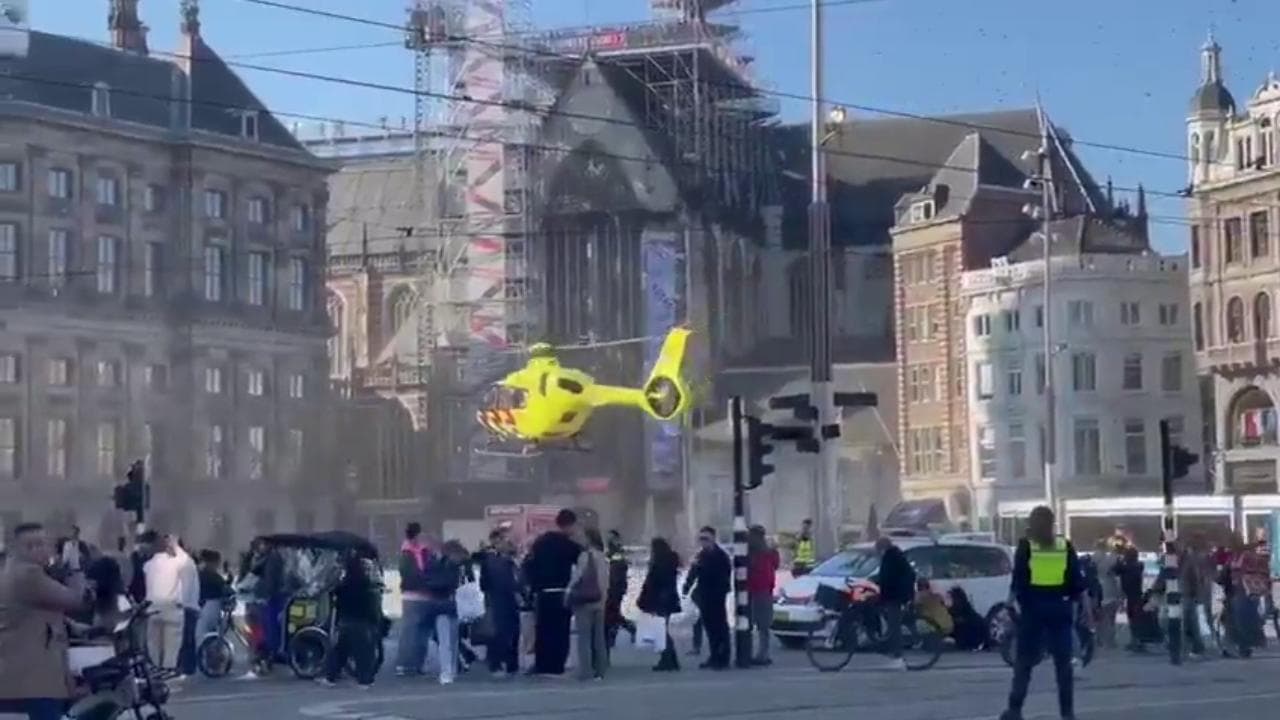 Attacco con il coltello ad Amsterdam, arriva l'elisoccorso