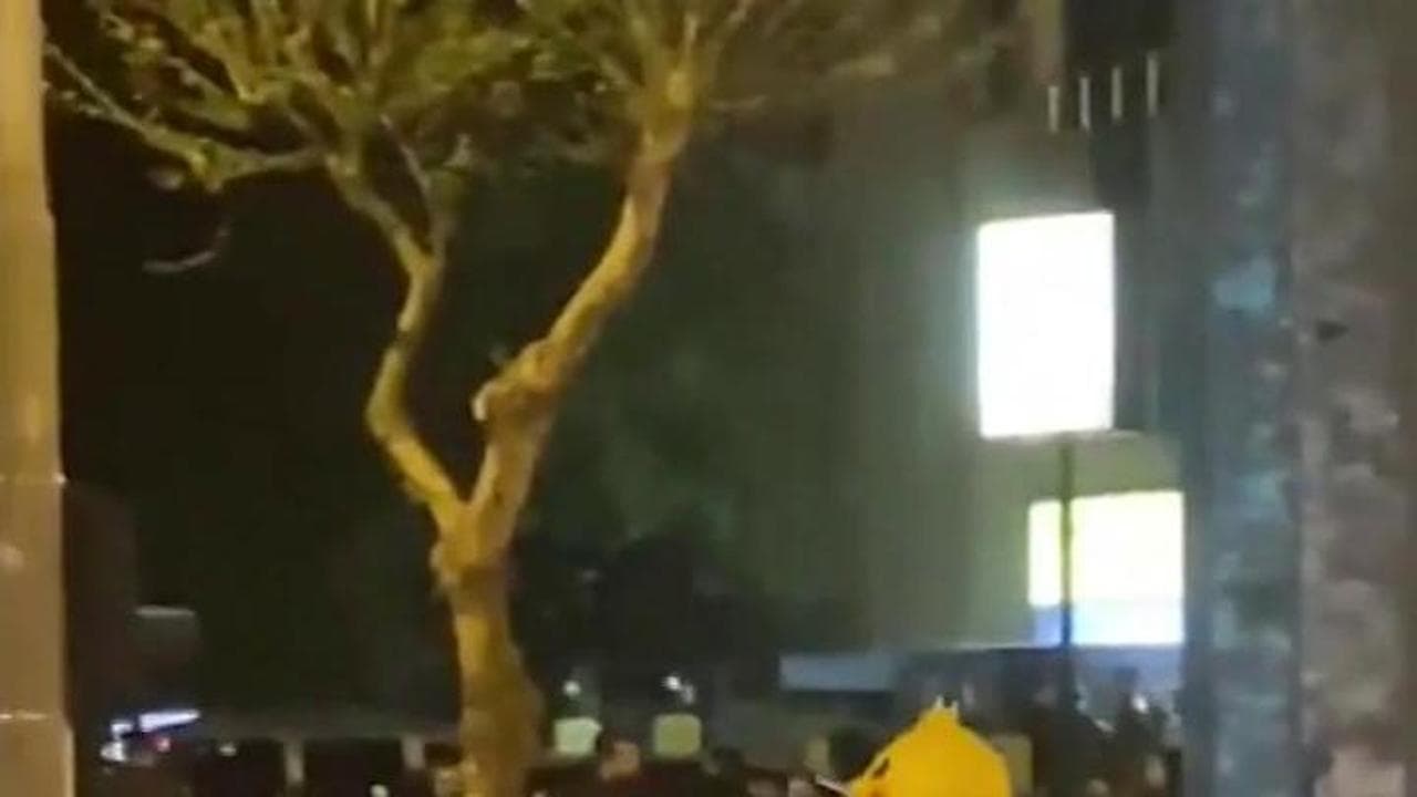 Turchia, manifestazione pro-Imamoglu: sostenitore con il costume di Pikachu scappa dalla polizia