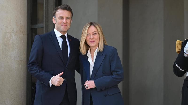 Emmanuel Macron accoglie Giorgia Meloni al vertice dei "volenterosi"