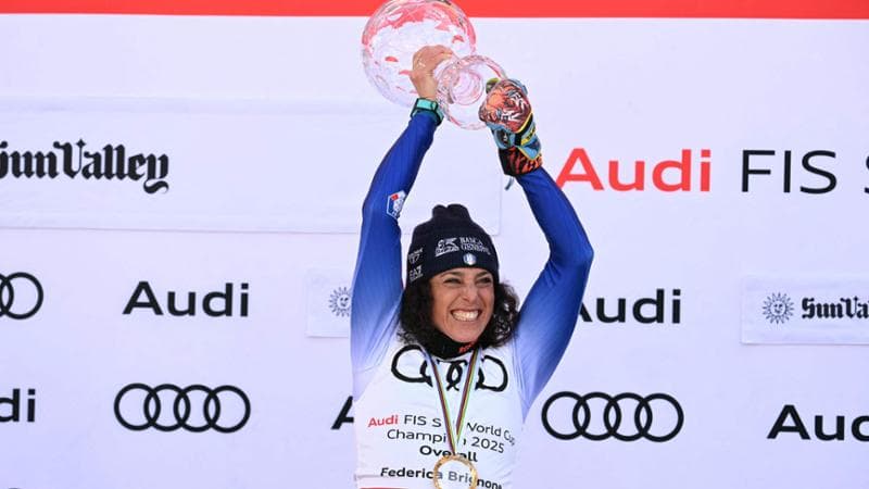 Federica Brignone festeggia con la Coppa del mondo generale che le è stata consegnata nella premiazione di giovedì
