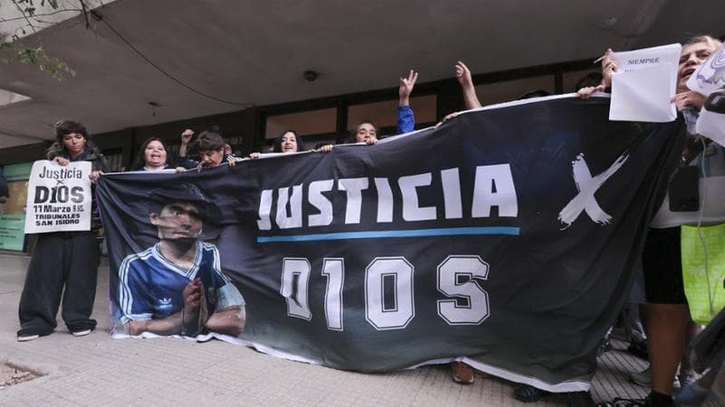 Uno striscione in cui si chiede giustizia per Maradona