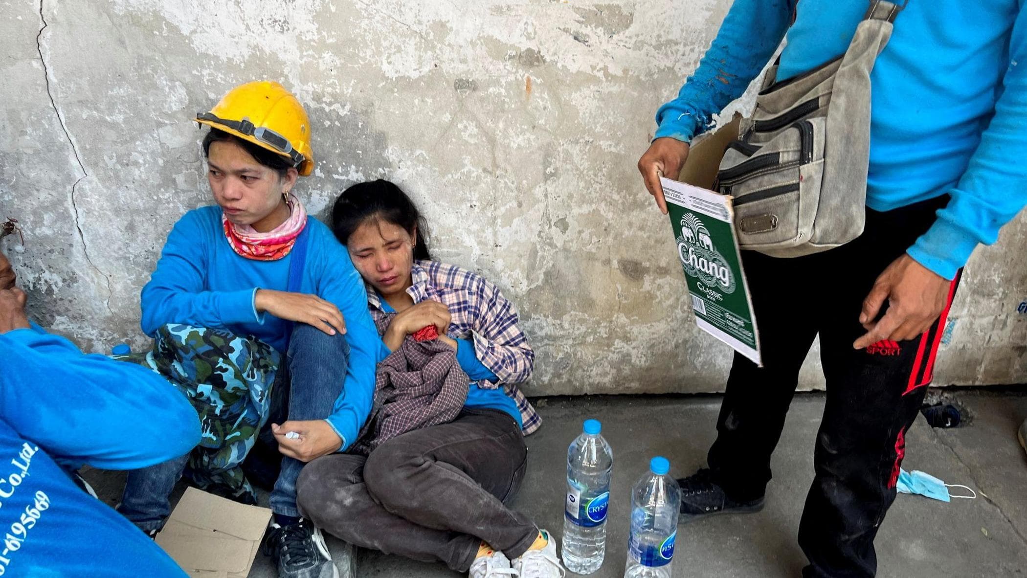Myanmar, depremden sonra bir manastır molozunun altında 20'den fazla çocuk
