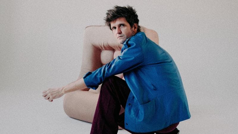 Dente: “Scrivo canzoni come rebus, in amore aiuta più la terapia che la musica. Sanremo? Ci andrei”
