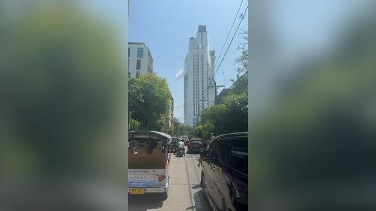 Terremoto in Myanmar, l'acqua delle piscine a sfioro dei grattacieli cade per strada a Bangkok