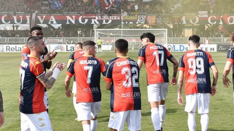 I giocatori della Sambenedettese ringraziano i tifosi della curva