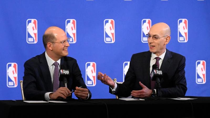 Adam Silver (a destra) con Andreas Zagkli
