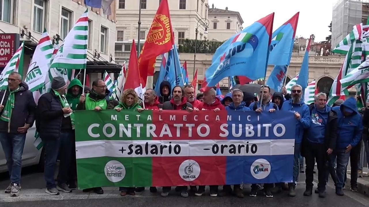 Sciopero metalmeccanici, Landini: "I lavoratori producono ricchezza, gli azionisti se la dividono"