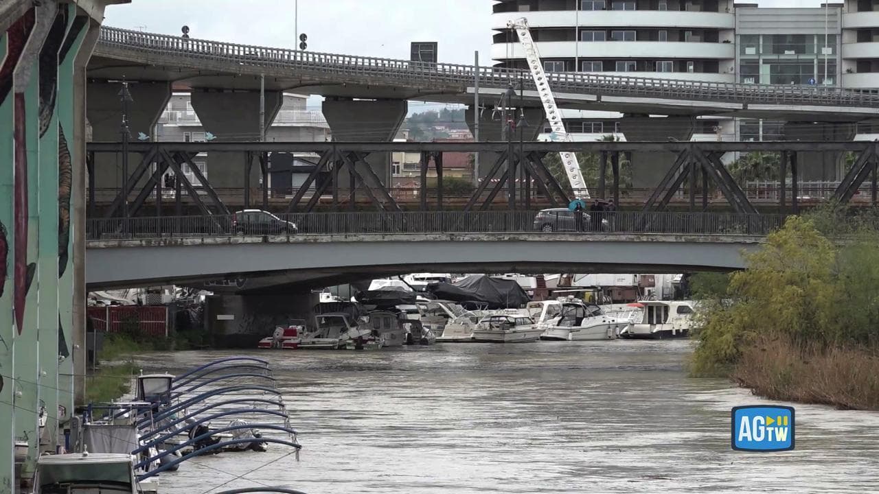 Maltempo, esonda il Pescara. Chiusi gli accessi al lungofiume in città
