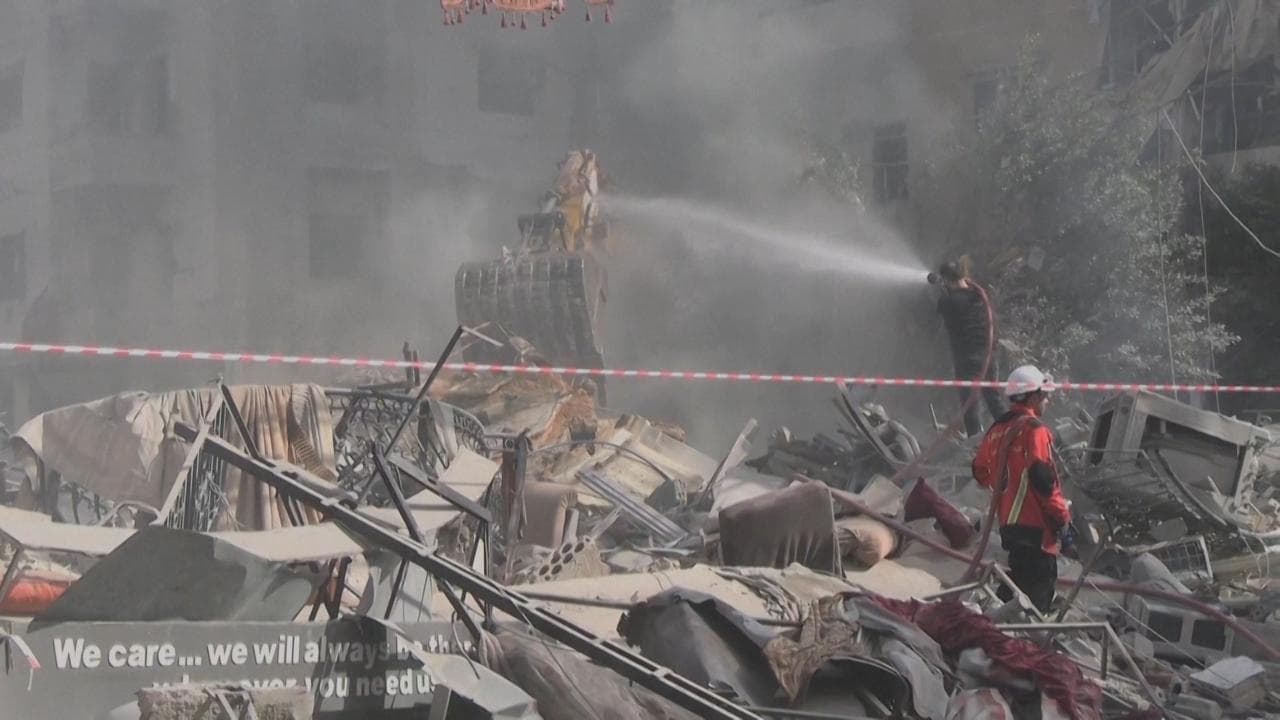 Raid israeliano in Libano, i resti del palazzo distrutto a Beirut e i soccorsi