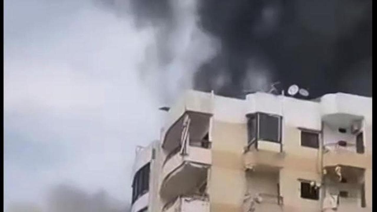 Raid israeliano su Beirut: il momento in cui un missile colpisce i palazzi