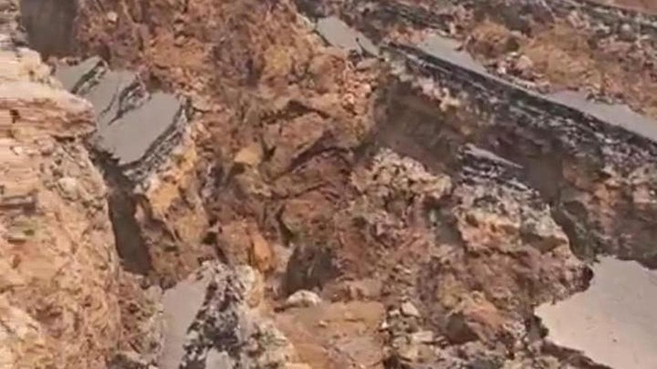 Terremoto Myanmar, le voragini in strada aperte dal sisma