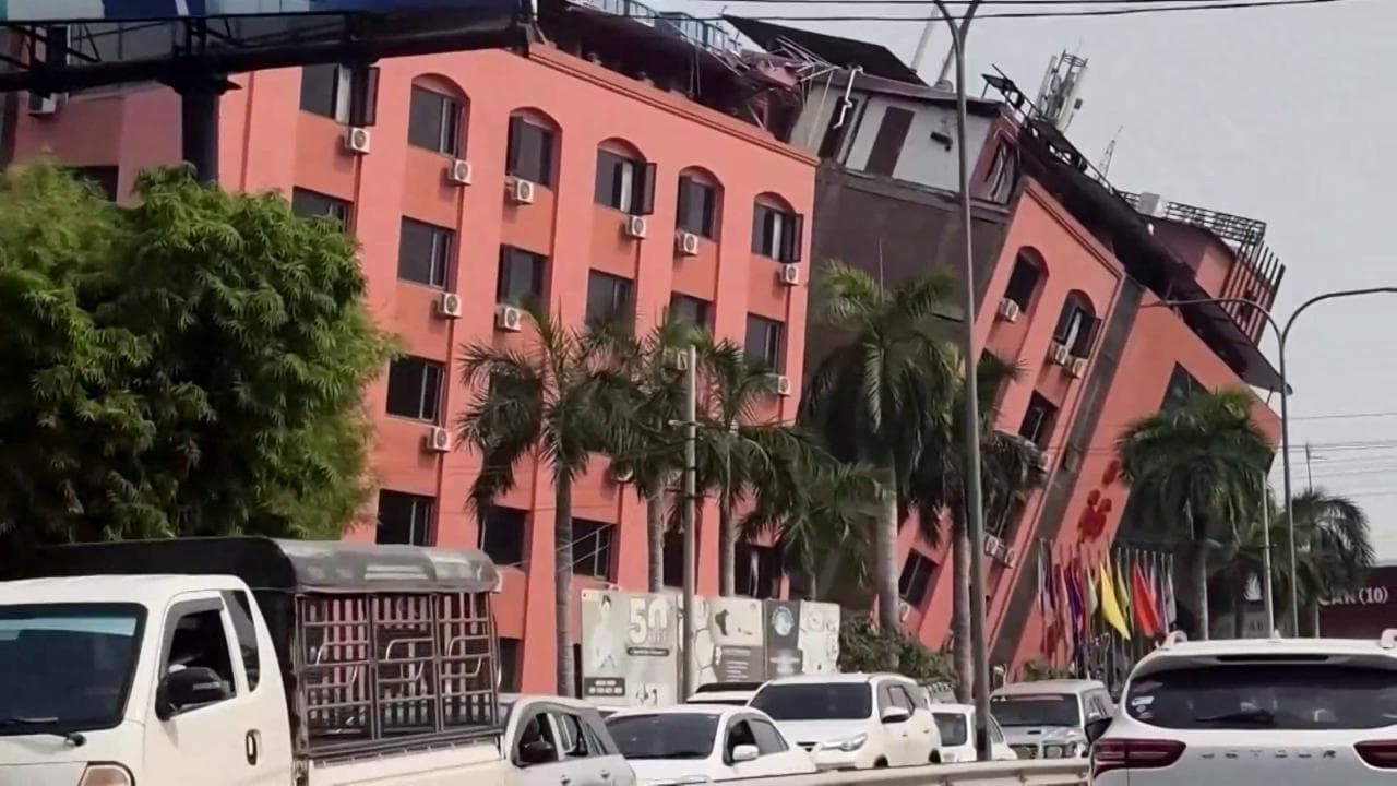 Terremoto in Myanmar, gente in strada e palazzi inclinati a Mandalay