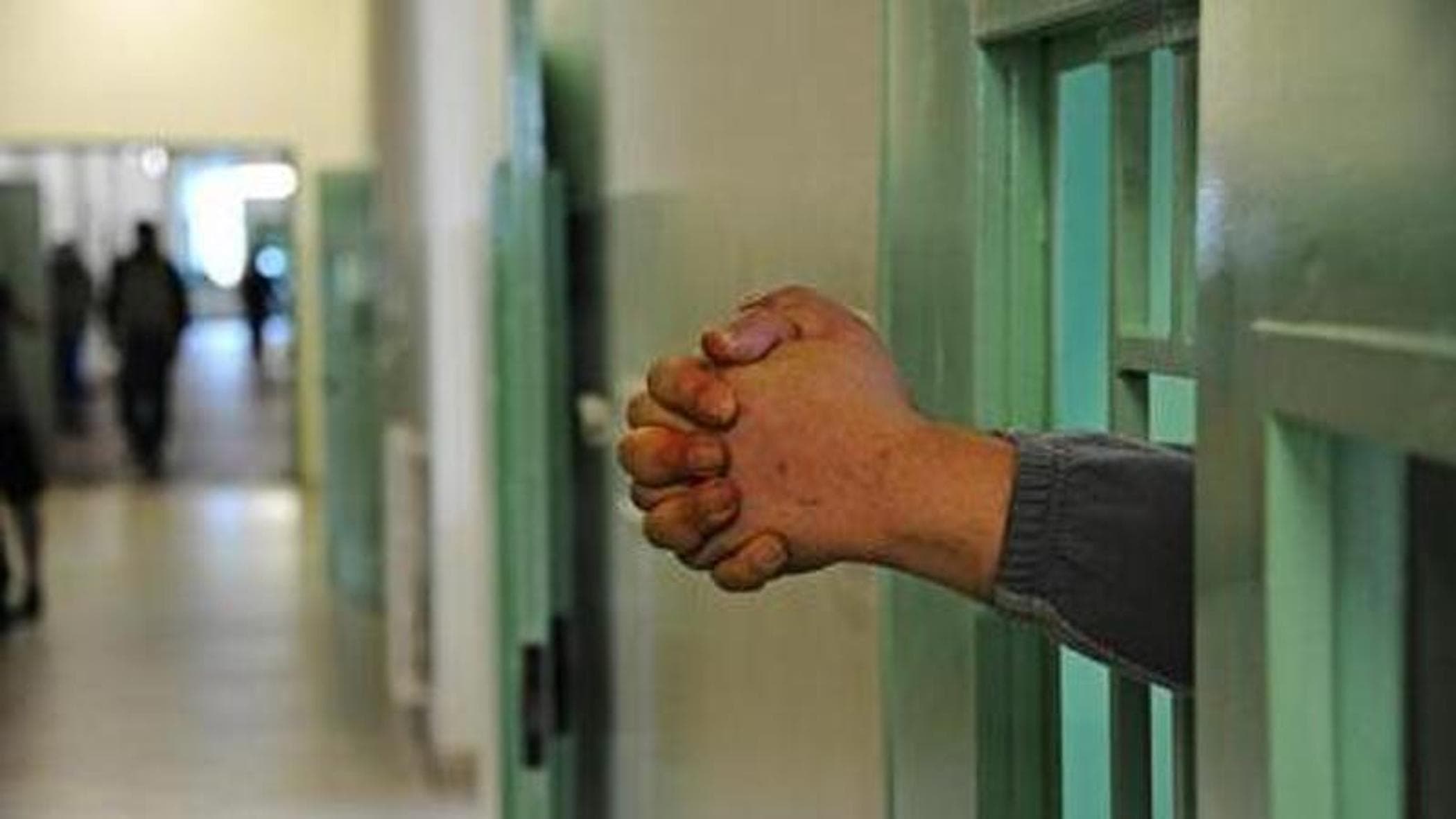 384 kişi için hapishaneler, “gözaltı blokları”: 32 milyona mal oluyorlar, ancak hücreler kalabalık kalıyor