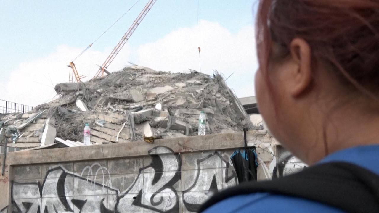 Terremoto, si scava tra le macerie di un grattacielo. I parenti degli scomparsi attendono notizie