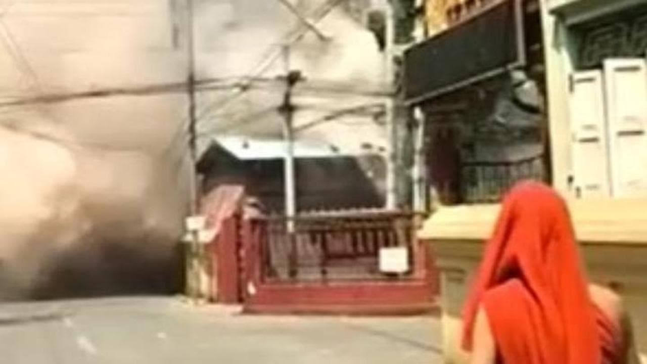 Myanmar, crolla un palazzo vicino al tempio: le urla dei monaci che riprendono la scena