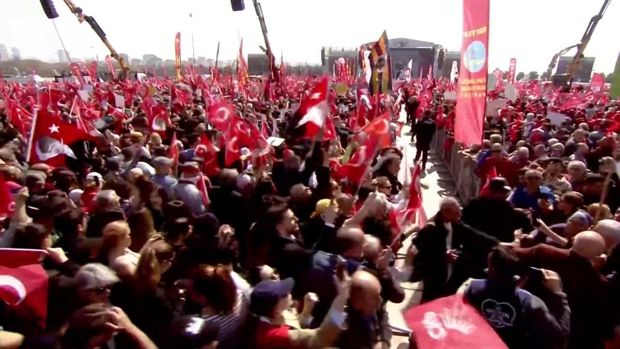 Istanbul, folla enorme alla manifestazione contro l'arresto del sindaco Imamoglu