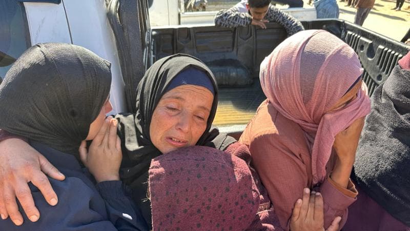 Gaza, Israele allarga le operazioni di terra. L’Idf: “Colpita ambulanza”, spariti 9 paramedici