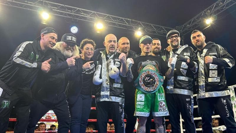 Magnesi con la cintura Wbc Silver
