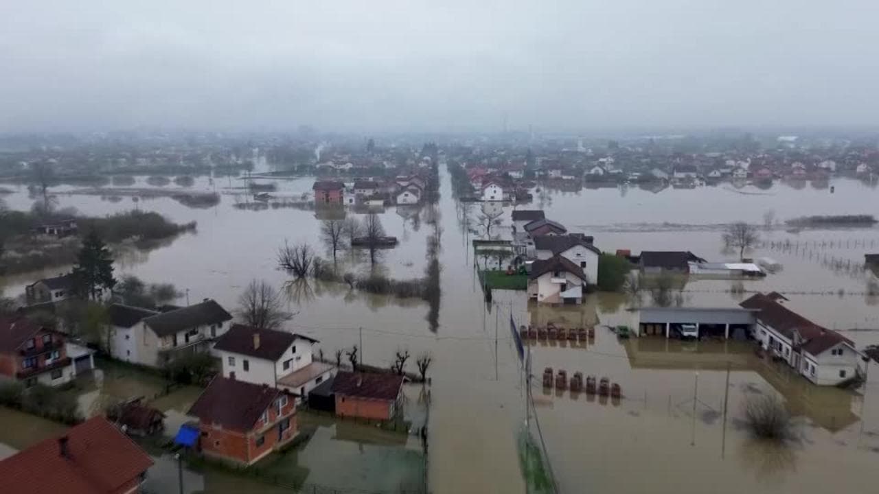 Bosnia: alluvione a Prijedor, il drone riprende le case sommerse dall'acqua