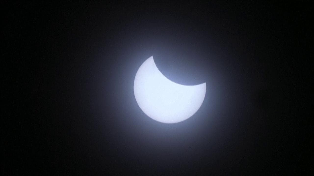 Eclissi solare parziale: il timelapse del fenomeno nel cielo di Londra