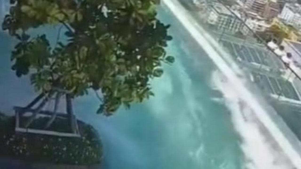 Terremoto, si rilassano in piscina sul tetto del grattacielo: la fuga terrorizzata della coppia