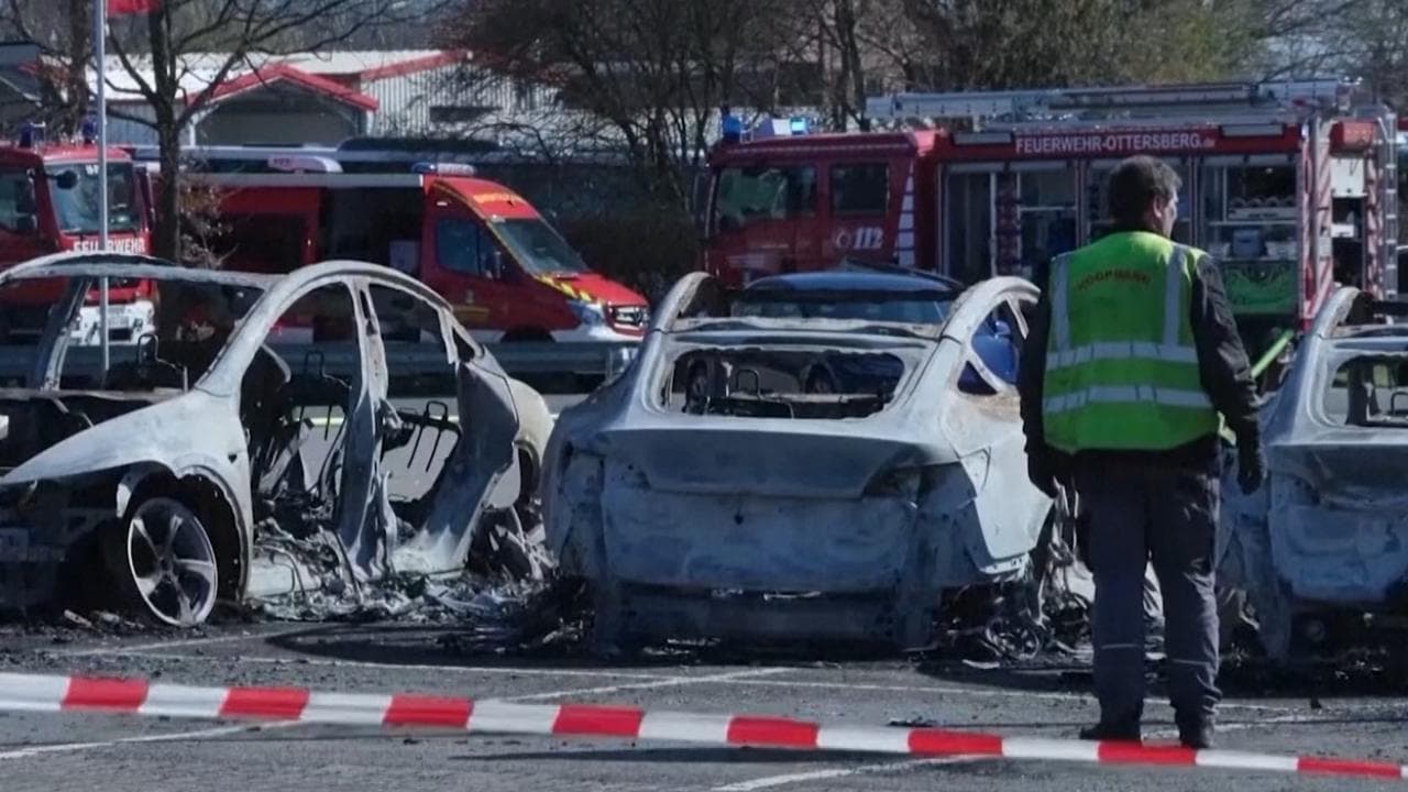 Germania: auto bruciate a Ottersberg nella "giornata mondiale" anti-Tesla
