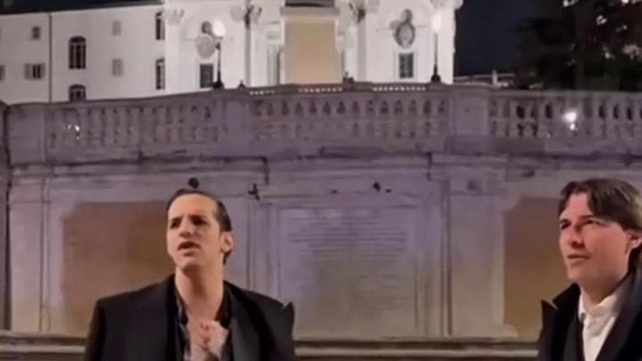 Achille Lauro e l'omaggio a Roma: canta davanti alla scalinata di Trinità dei Monti