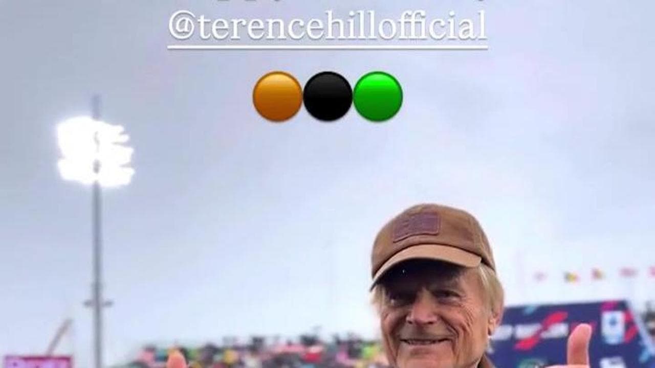 Terence Hill compie 86 anni: l'omaggio del Venezia e di tutto lo stadio