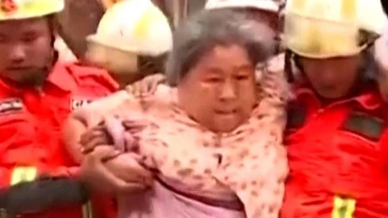 Terremoto in Myanmar: il salvataggio di una donna sotto le macerie del palazzo crollato