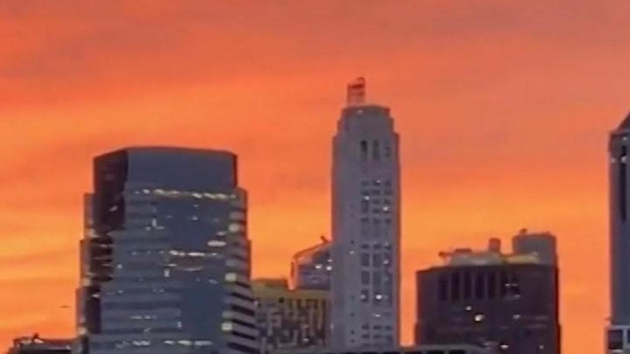 New York, tramonto infuocato sui grattacieli: lo spettacolo mozzafiato