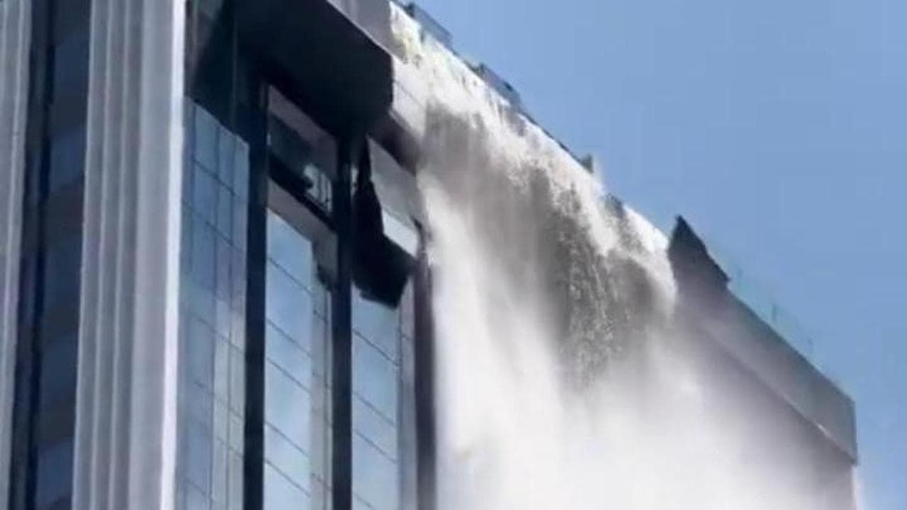 Bangkok, il terremoto scuote un grattacielo: lavavetri appeso nel vuoto tra cascate d’acqua