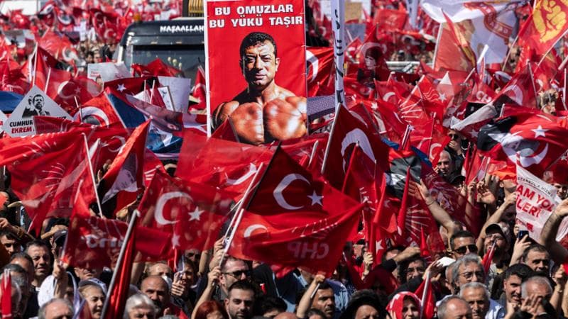 L’altra Turchia scende in piazza a Istanbul per Imamoglu: “Siamo in due milioni”