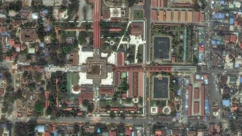 Myanmar, la giunta militare bombarda i ribelli vicino all’epicentro. Soccorritori sotto i raid