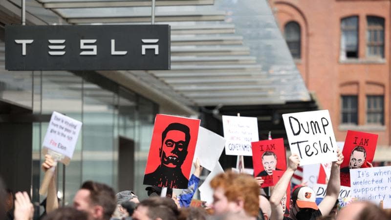 Manifestazione ieri davanti al concessionario Tesla di New York&nbsp;(Photo by CHARLY TRIBALLEAU / AFP)
