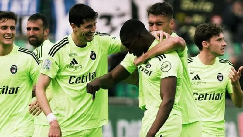 La festa del Pisa dopo il 3-0 al Cosenza