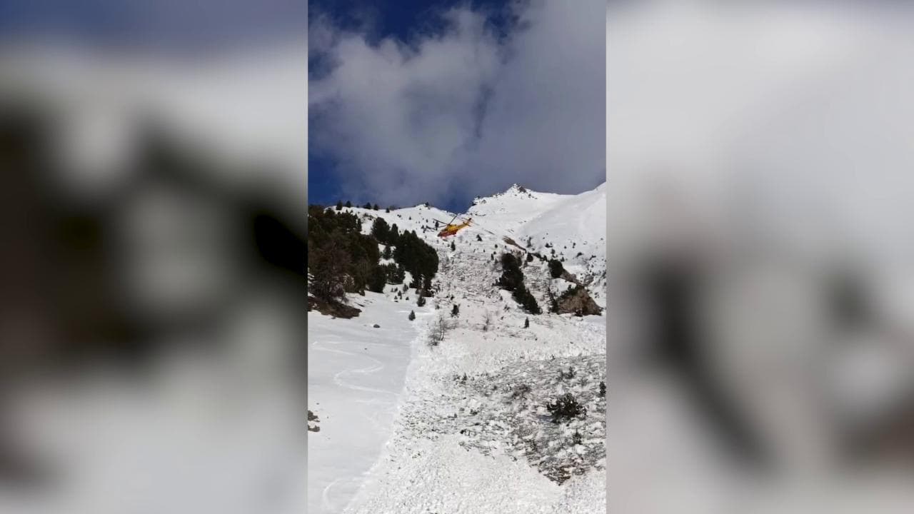 Valanga in fuoripista a Pila, sciatore travolto: il video del salvataggio