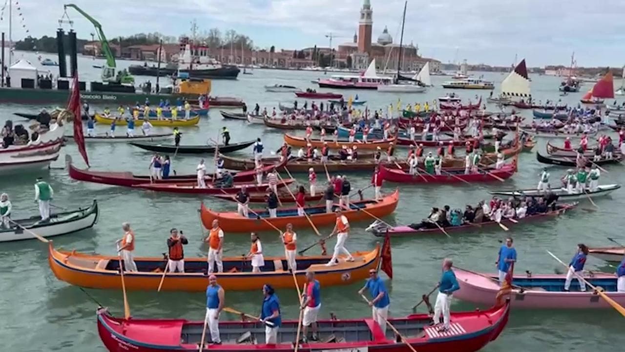 Venezia, il saluto del mare all'Amerigo Vespucci: l'omaggio in laguna alla nave militare