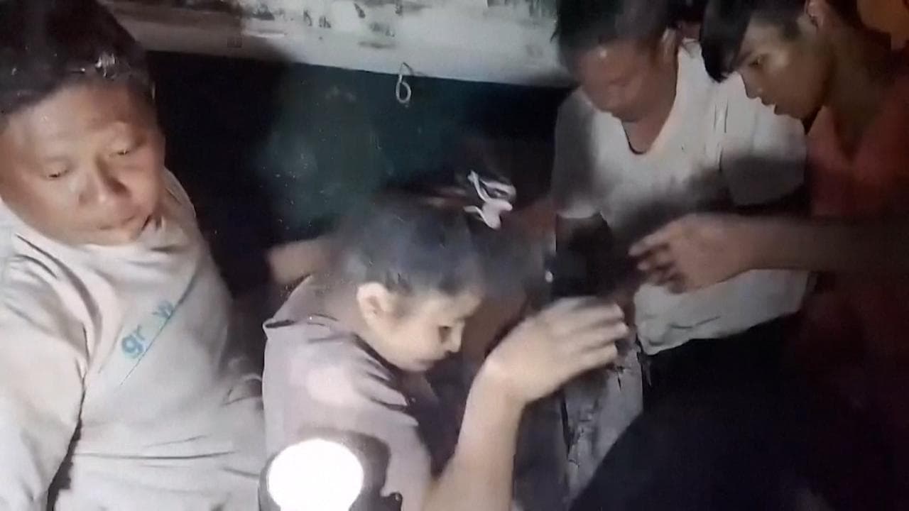 Donna sopravvissuta al terremoto in Myanmar estratta dalle macerie di un hotel: il salvataggio