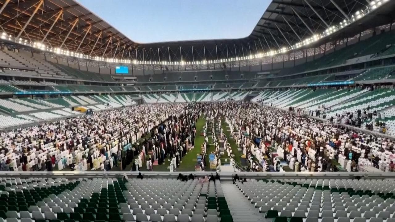 Qatar: le preghiere per la fine del Ramadan nello stadio dei mondiali