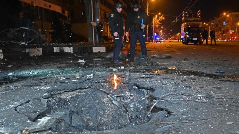 Il cratere lasciato da uno dei droni caduti a Kharkiv