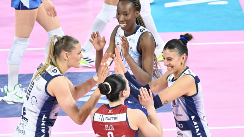 Paola Egonu festeggia con le compagne di Milano (foto legavolleyfemminile.it)