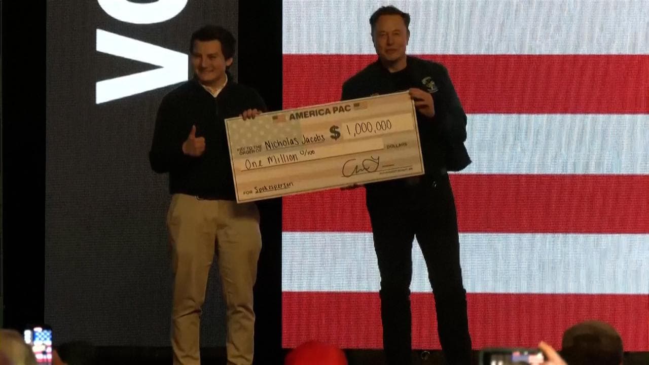 Wisconsin: Elon Musk consegna assegni da un milione di dollari a due elettori