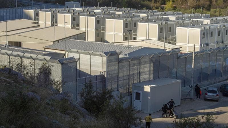 Albania, l’arrivo dei primi migranti. Commissione Ue: “Sui cpr Italia in linea con legge europea”