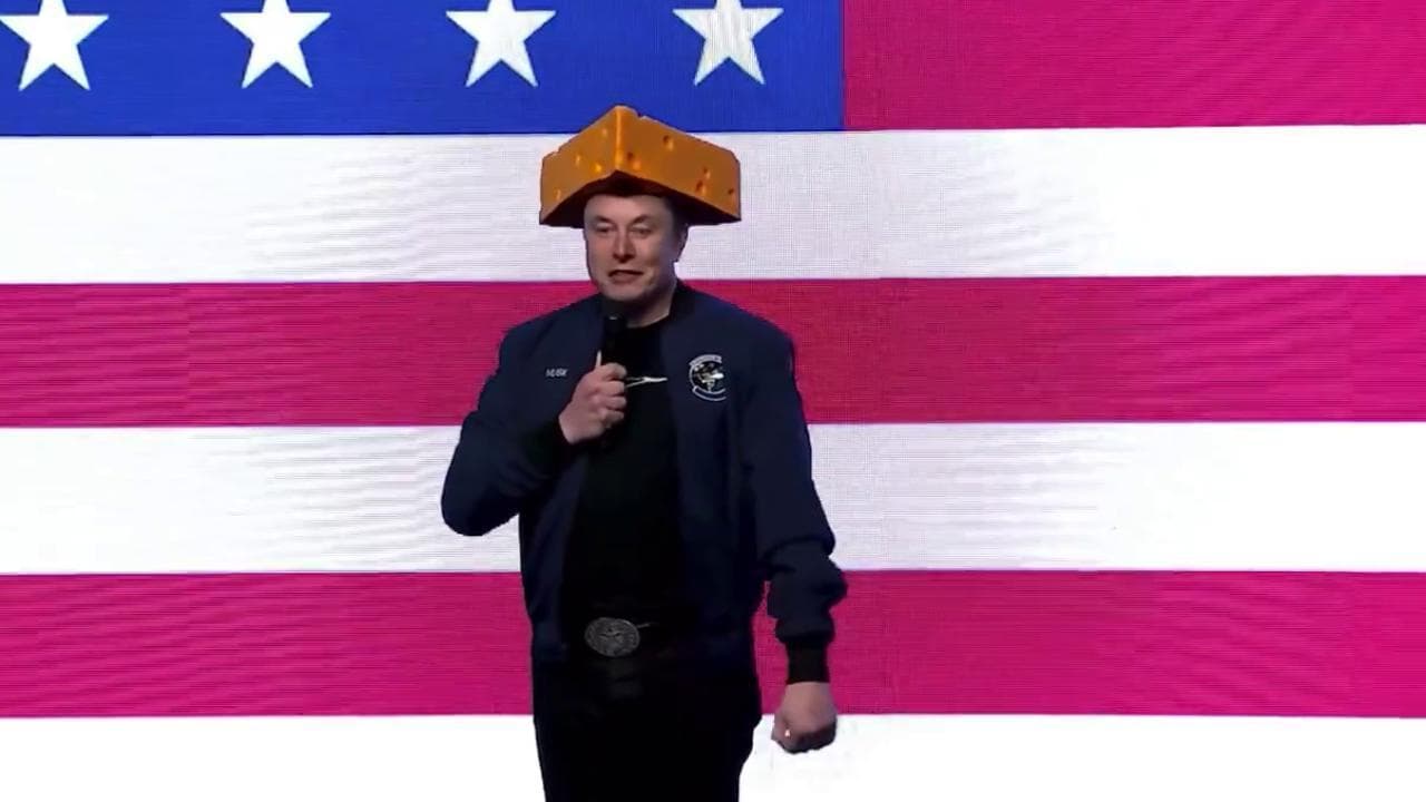 Wisconsin, show contro i giudici: Elon Musk si presenta col cappello a forma di fetta di formaggio