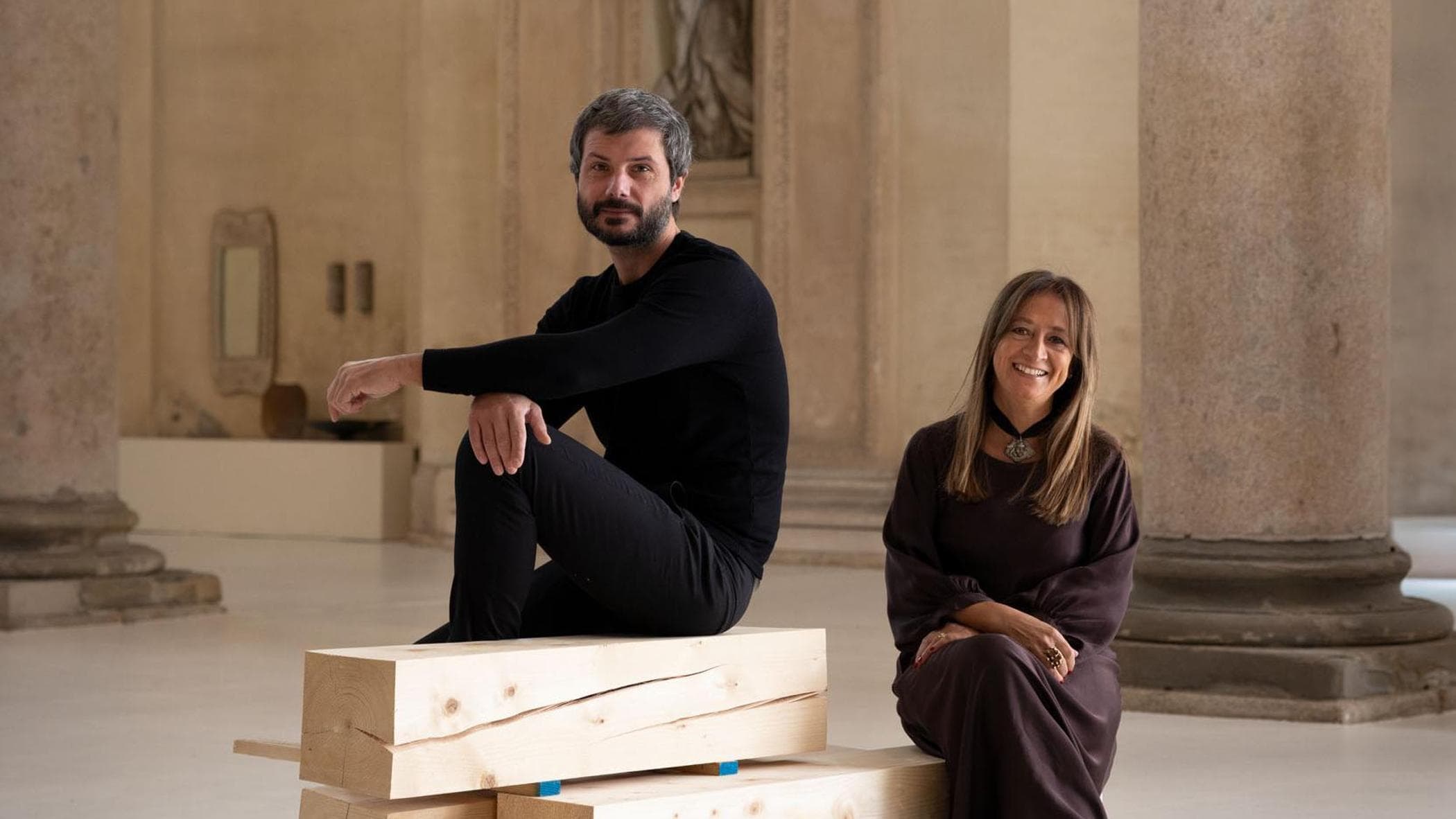 David Dolcini ed Enrica De Micheli nella galleria Volumnia ricavata negli spazi per anni abbandonati della basilica cinquecentesca
di Sant&rsquo;Agostino a Piacenza
